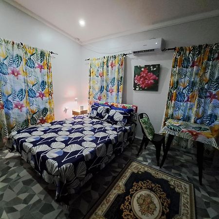 Tropical Almond Haven Bed & Breakfast Сува Екстериор снимка